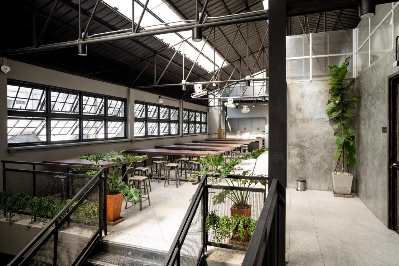 Premier Hostel *